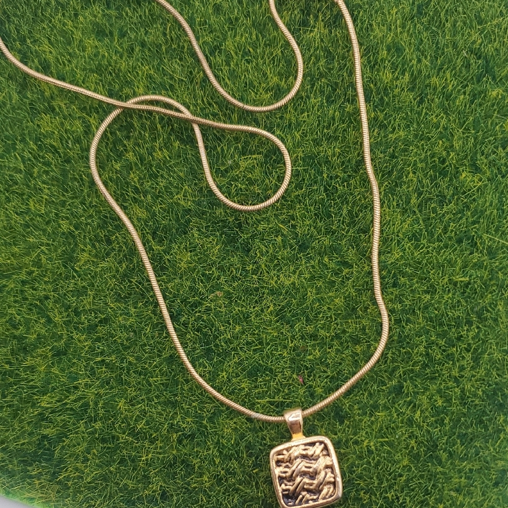 Basket Woven Square Gold Tone Pendant Necklace 19 Inch N3910